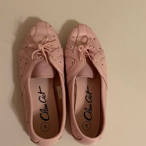 Womens 80’s pink Oxford shoes with star cut outs. Size 5.